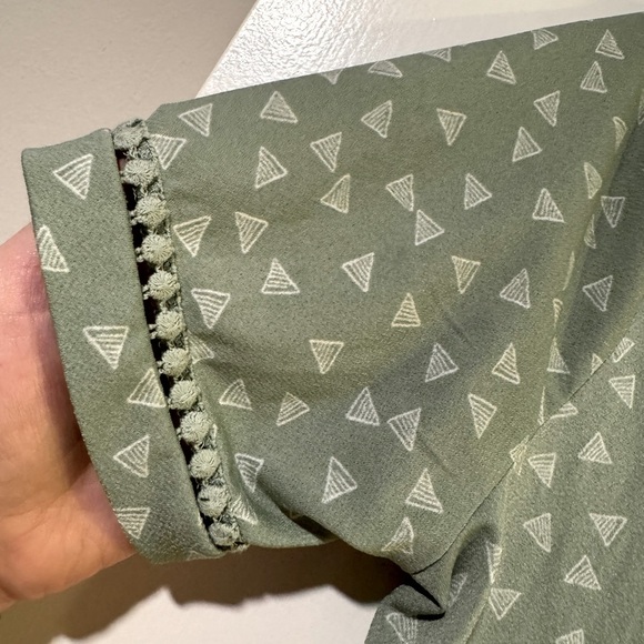Short sleeve Sage green blouse size small with geometric detail and gold zipper - Picture 3 of 4
